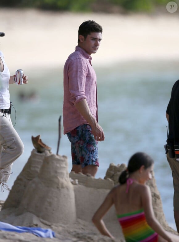 Zac Efron - Zac Efron et Adam DeVine sur le tournage de "Mike and Dave need Wedding dates" à Hawaï le 12 juin 2015 