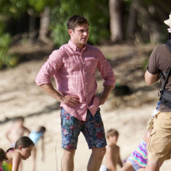 Zac Efron - Zac Efron et Adam DeVine sur le tournage de "Mike and Dave need Wedding dates" à Hawaï le 12 juin 2015  