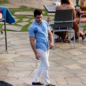 Exclusif - Zac Efron (tombe dans la piscine) - Tournage du film "Mike and Dave Need Wedding Dates" à Oahu, Hawaii, le 3 juin 2015. 