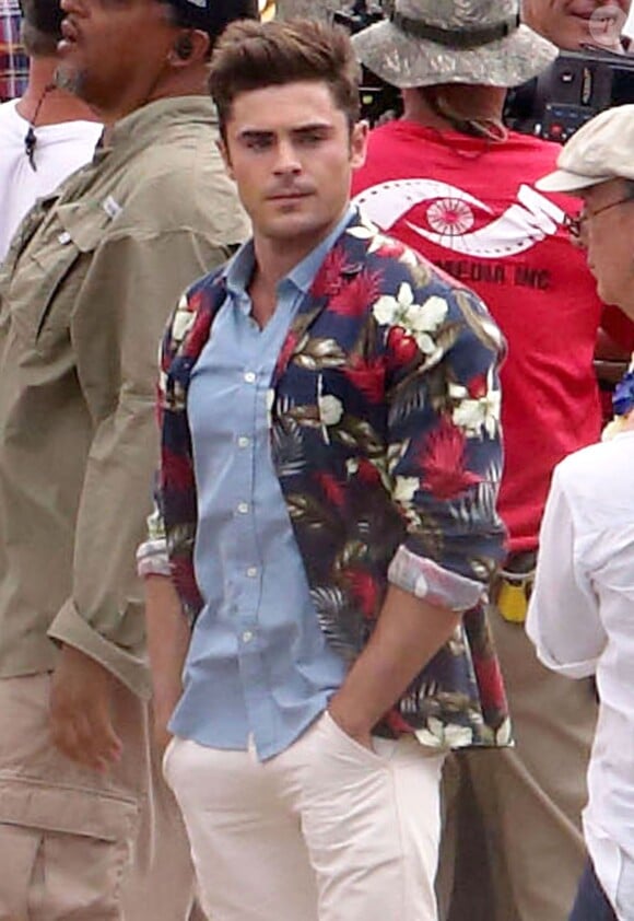 Exclusif - Zac Efron (tombe dans la piscine) - Tournage du film "Mike and Dave Need Wedding Dates" à Oahu, Hawaii, le 3 juin 2015. 