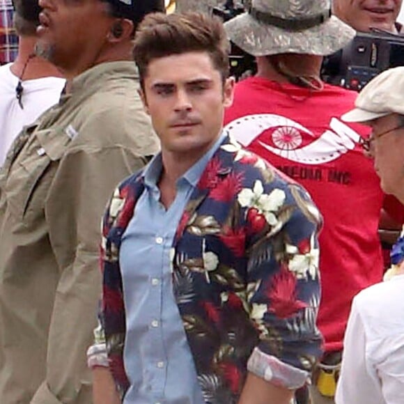 Exclusif - Zac Efron (tombe dans la piscine) - Tournage du film "Mike and Dave Need Wedding Dates" à Oahu, Hawaii, le 3 juin 2015. 
