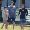 Zac Efron fait du paddle avec des amis sur une plage à Hawaii, le 23 mai 2015  