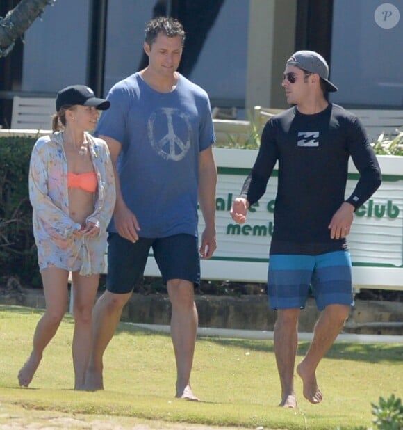 Zac Efron fait du paddle avec des amis sur une plage à Hawaii, le 23 mai 2015  