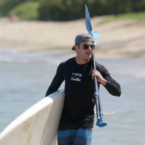 Zac Efron fait du paddle avec des amis sur une plage à Hawaii, le 23 mai 2015  