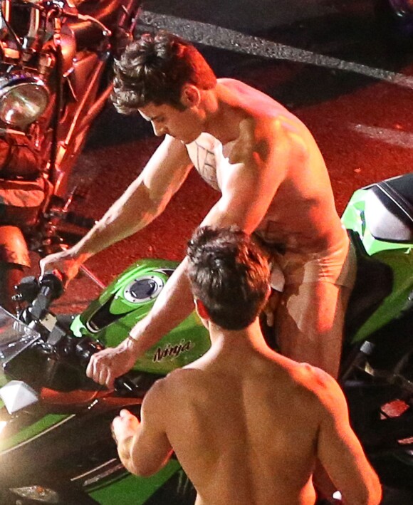 Exclusif - Prix spécial - Zac Efron, presque entièrement nu, conduit une moto sur le tournage de "Dirty Grandpa" à Tybee Island en Georgie, le 6 mai 2015  