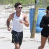 Exclusif - No web - No blog - Zac Efron et sa petite amie Sami Miro font un jogging sur la plage de Tybee Island en Georgie, le 3 mai 2015. 