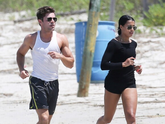 Exclusif - No web - No blog - Zac Efron et sa petite amie Sami Miro font un jogging sur la plage de Tybee Island en Georgie, le 3 mai 2015. 