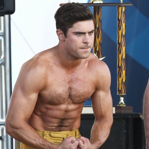 Zac Efron, torse nu, sur le tournage du film "Dirty Grandpa" à Tybee Island en Georgie, le 30 avril 2015