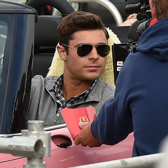 Zac Efron et Robert De Niro sur le tournage de "Dirty Grandpa" à Tybee Island en Georgie, le 29 avril 2015  
