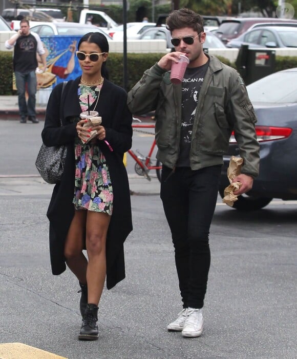 Semi-Exclusif - Zac Efron et sa petite amie Sami Miro se promènent dans les rues de Los Feliz, le 23 avril 2015  5 - Los Feliz