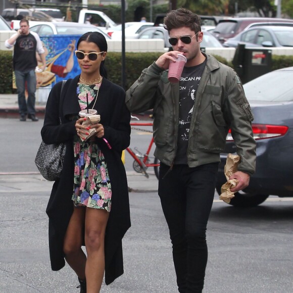 Semi-Exclusif - Zac Efron et sa petite amie Sami Miro se promènent dans les rues de Los Feliz, le 23 avril 2015  5 - Los Feliz