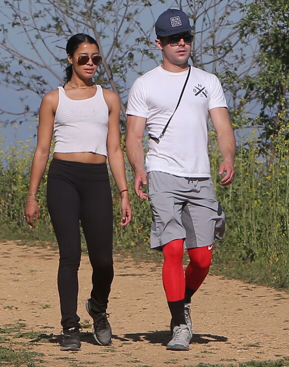 Exclusif - Zac Efron et sa petite amie Sami Miro se promènent avec leur chien au parc Griffith à Los Angeles. Sami est redevenue brune! Le 8 mars 2015  