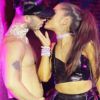 Le 29 juin 2015, Ariana Grande embrasse son danseur Ricky Alvarez sur scène lors d'un concert à New-York
