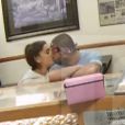  Ariana Grande embrasse Ricky Alvarez dans une p&acirc;tisserie en Californie, vid&eacute;o publi&eacute;e sur le site am&eacute;ricain TMZ. 