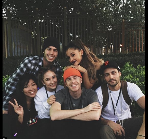 Ricky Alvarez et Ariana Grande avec d'autres danseurs - Instagram, novembre 2014