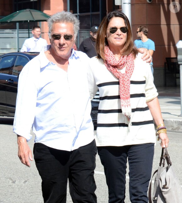 Dustin Hoffman et sa femme Lisa se promenant à Beverly Hills, le 21 octobre 2013. 