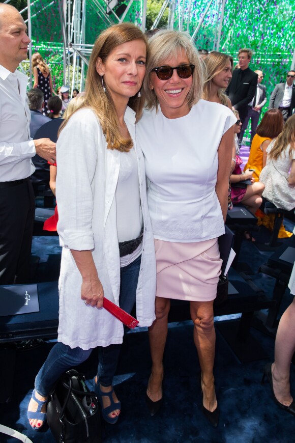 Anne Gravoin et Brigitte Trogneux, l'épouse d'Emmanuel Macron au défilé Christian Dior collection haute couture automne-hiver 2015-2016 au Musée Rodin à Paris, le 6 juillet 2015.
