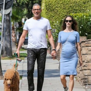Jeff Goldblum et sa femme Emilie Livingston, enceinte, promènent leur chien dans les rues de Hollywood, le 22 mars 2015.