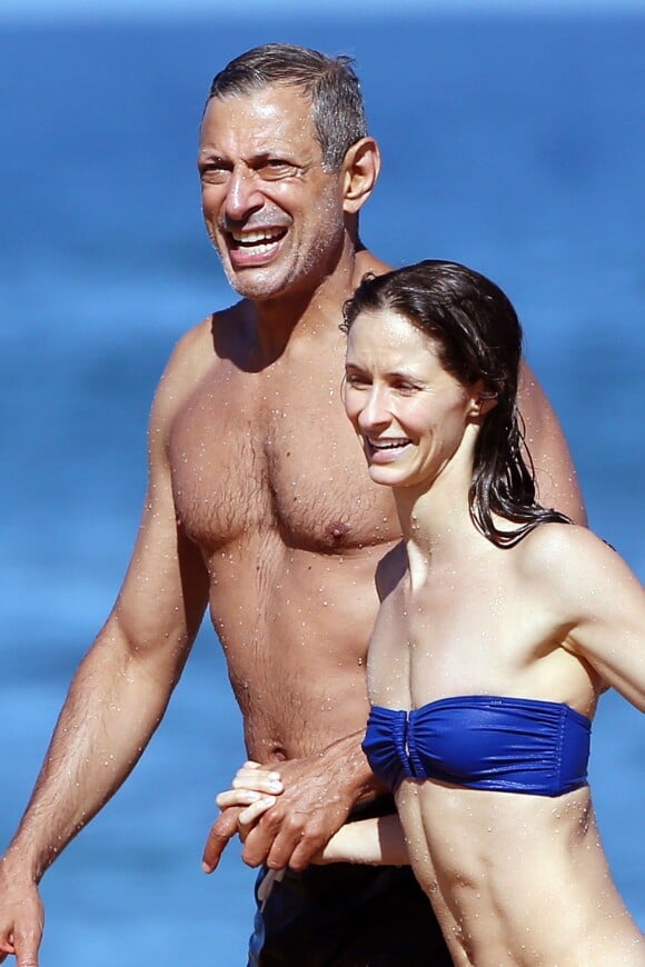 Exclusif - Jeff Goldblum et sa fiancée Emilie Livingston se baignent lors de leurs vacances à Hawaii, le 16 juillet 2014. 