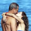 Jeff Goldblum et sa fiancée Emilie Livingston se baignent lors de leurs vacances à Hawaii, le 16 juillet 2014.