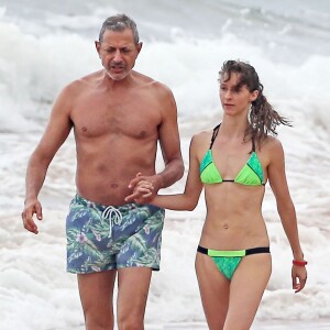 Exclusif - Jeff Goldblum et sa fiancée Emilie Livingston s'amusent sur la plage à Hawaii, le 12 juillet 2014. 