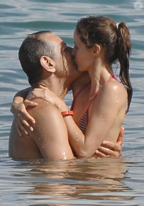 Exclusif - Jeff Goldblum et sa fiancée Emilie Livingston s'amusent sur la plage à Hawaii, le 12 juillet 2014. 