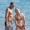 Exclusif - Jeff Goldblum et sa fiancée Emilie Livingston s'amusent sur la plage à Hawaii, le 12 juillet 2014.