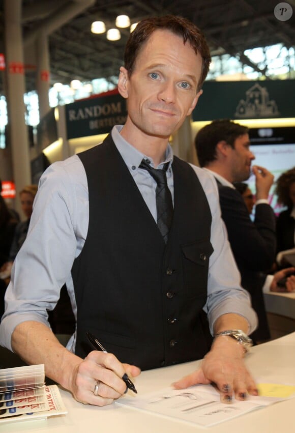 Neil Patrick Harris a oublié d'enlever son vernis à ongles après sa représentation à Broadway de "Hedwig and the Angry Inch", alors qu'il était en séance de dédicace au salon du livre à New York. Le 29 mai 2014 