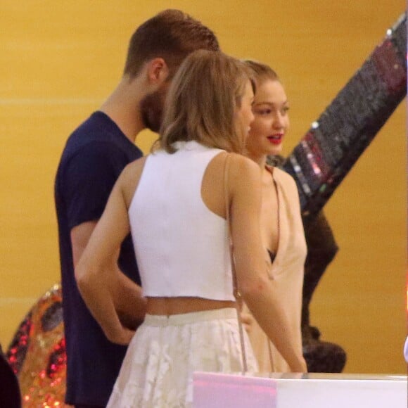 Exclusif - Taylor Swift et son petit-ami Calvin Harris rejoignent Gigi Hadid, Joe Jonas, Jessica Alba, les soeurs Haim (Danielle, Este, Alana), et d'autres amis à la "Soho House" avant d'aller déjeuner au "Plan Check Kitchen and Bar" à Hollywood, le 15 juin 2015. 
