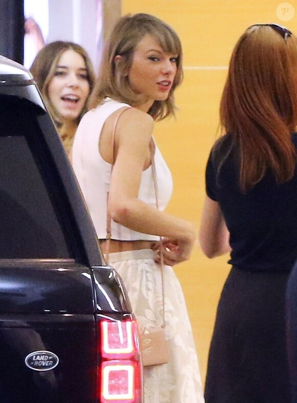 Exclusif - Taylor Swift et son petit-ami Calvin Harris rejoignent Gigi Hadid, Joe Jonas, Jessica Alba, les soeurs Haim (Danielle, Este, Alana), et d'autres amis à la "Soho House" avant d'aller déjeuner au "Plan Check Kitchen and Bar" à Hollywood, le 15 juin 2015. Situation bizarre pour Taylor Swift? 