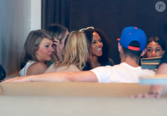 Exclusif - Taylor Swift et son petit-ami Calvin Harris rejoignent Gigi Hadid, Joe Jonas, Jessica Alba, les soeurs Haim (Danielle, Este, Alana), et d'autres amis à la "Soho House" avant d'aller déjeuner au "Plan Check Kitchen and Bar" à Hollywood, le 15 juin 2015. Situation bizarre pour Taylor Swift? 