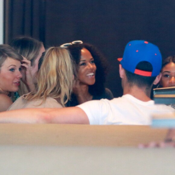 Exclusif - Taylor Swift et son petit-ami Calvin Harris rejoignent Gigi Hadid, Joe Jonas, Jessica Alba, les soeurs Haim (Danielle, Este, Alana), et d'autres amis à la "Soho House" avant d'aller déjeuner au "Plan Check Kitchen and Bar" à Hollywood, le 15 juin 2015. Situation bizarre pour Taylor Swift? 
