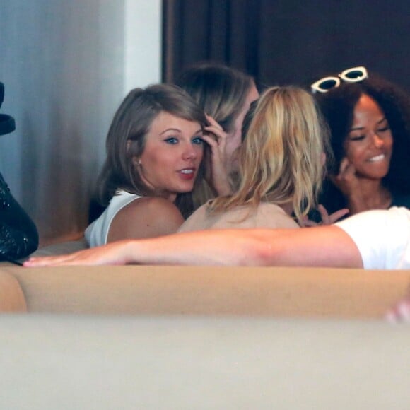 Exclusif - Taylor Swift et son petit-ami Calvin Harris rejoignent Gigi Hadid, Joe Jonas, Jessica Alba, les soeurs Haim (Danielle, Este, Alana), et d'autres amis à la "Soho House" avant d'aller déjeuner au "Plan Check Kitchen and Bar" à Hollywood, le 15 juin 2015. Situation bizarre pour Taylor Swift? 