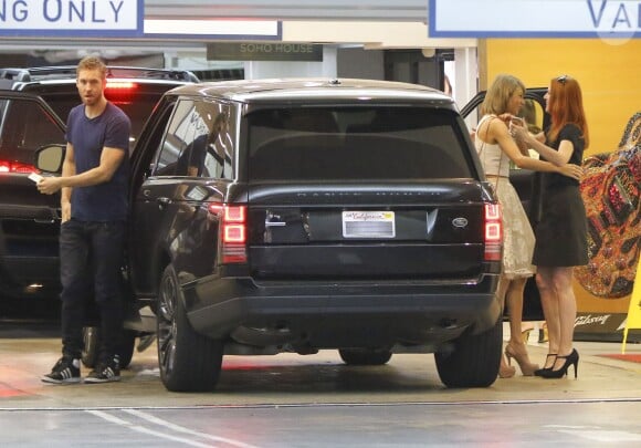 Exclusif - Taylor Swift et son petit-ami Calvin Harris rejoignent Gigi Hadid, Joe Jonas, Jessica Alba, les soeurs Haim (Danielle, Este, Alana), et d'autres amis à la "Soho House" avant d'aller déjeuner au "Plan Check Kitchen and Bar" à Hollywood, le 15 juin 2015.