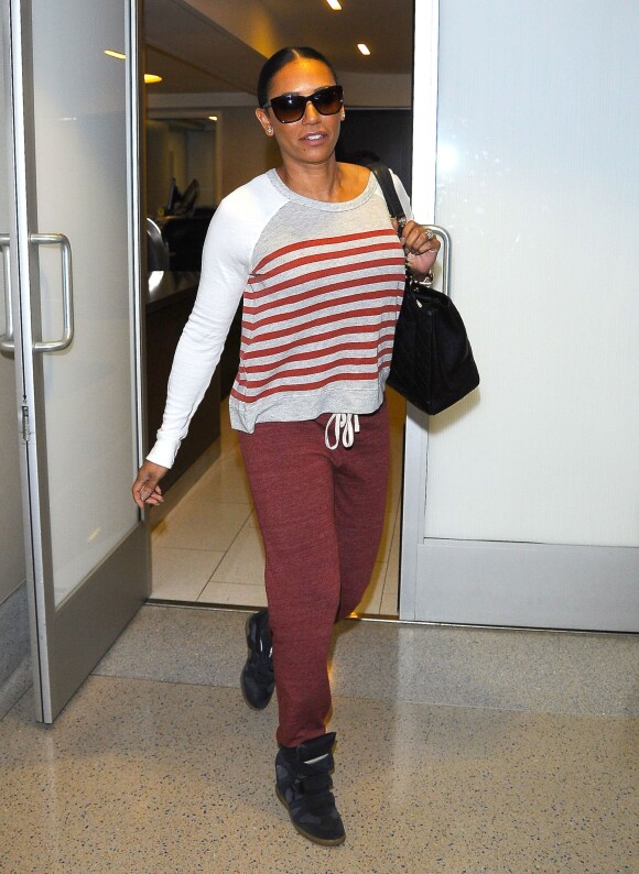 Melanie Brown (Mel B) arrive à l'aéroport de LAX à Los Angeles pour prendre l'avion, le 30 mars 2015  