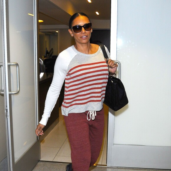 Melanie Brown (Mel B) arrive à l'aéroport de LAX à Los Angeles pour prendre l'avion, le 30 mars 2015  