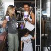 Mel B (Melanie Brown) achète un café chez Coffee Bean avec sa fille Madison à Los Angeles, le 25 février 2015. 