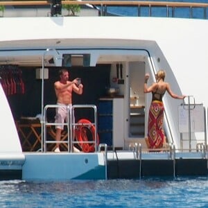 Paris Hilton avec son compagnon Thomas Gross au large de l'île de Formentera le 9 juin 2015