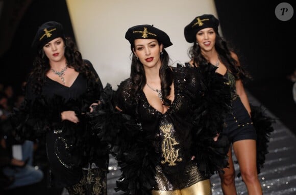Khloé, Kim et Kourtney Kardashian défilent pour Christian Audigier (collection printemps 2008) à Los Angeles. Octobre 2007.