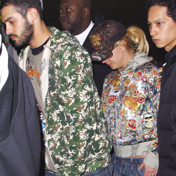 Britney Spears et son petit ami de l'époque Isaac Cohen quittent le magasin Ed Hardy à Los Angeles. Janvier 2007.