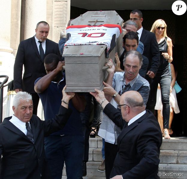 A Cannes, les sportifs rendent un dernier hommage à Tiburce Garou le 10 juillet 2015.