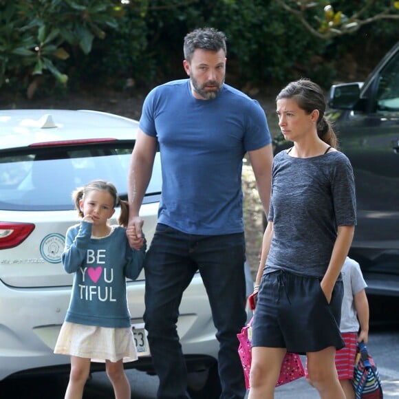 Semi-Exclusif - Après une mauvaise passe avec l'annonce de son divorce, Ben Affleck semble plus souriant en passant du temps avec ses enfants Seraphina et Samuel à Atlanta, le 10 juillet 2015. Ben Affleck porte son alliance.