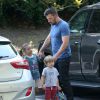 Semi-Exclusif - Après une mauvaise passe avec l'annonce de son divorce, Ben Affleck semble plus souriant en passant du temps avec ses enfants Seraphina et Samuel à Atlanta, le 10 juillet 2015. Ben Affleck porte son alliance.