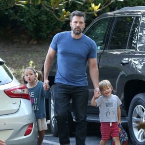 Semi-Exclusif - Après une mauvaise passe avec l'annonce de son divorce, Ben Affleck semble plus souriant en passant du temps avec ses enfants Seraphina et Samuel à Atlanta, le 10 juillet 2015. Ben Affleck porte son alliance.