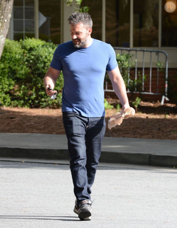 Semi-Exclusif - Après une mauvaise passe avec l'annonce de son divorce, Ben Affleck semble plus souriant en faisant des courses à Atlanta, le 10 juillet 2015.