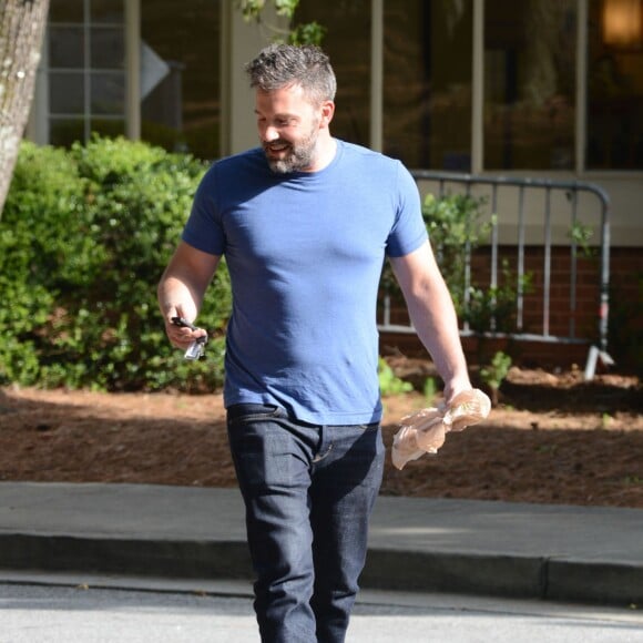 Semi-Exclusif - Après une mauvaise passe avec l'annonce de son divorce, Ben Affleck semble plus souriant en faisant des courses à Atlanta, le 10 juillet 2015.