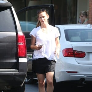 Jennifer Garner, souriante et son alliance encore à l'annulaire, à la sortie d'un Starbucks à Atlanta, le 11 juillet 2015 