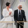 Kendall Jenner et Karl Lagerfeld - final du défilé haute couture de Chanel, automne-hiver 2015-2016, à Paris le 7 juillet 2015.