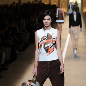 Kendall Jenner défile pour Fendi (collection printemps-été 2015) lors de la Fashion Week de Milan. Le 17 septembre 2014.