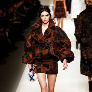 Kendall Jenner défile pour Fendi (collection automne-hiver 2015-2016) lors de la Fashion Week de Milan. Le 26 février 2015.